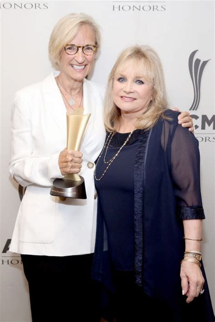 Barbara Mandrell Bio, Wiki, Age, Height, Husband, Children, Parents, Sisters, Crackers and Net Worth